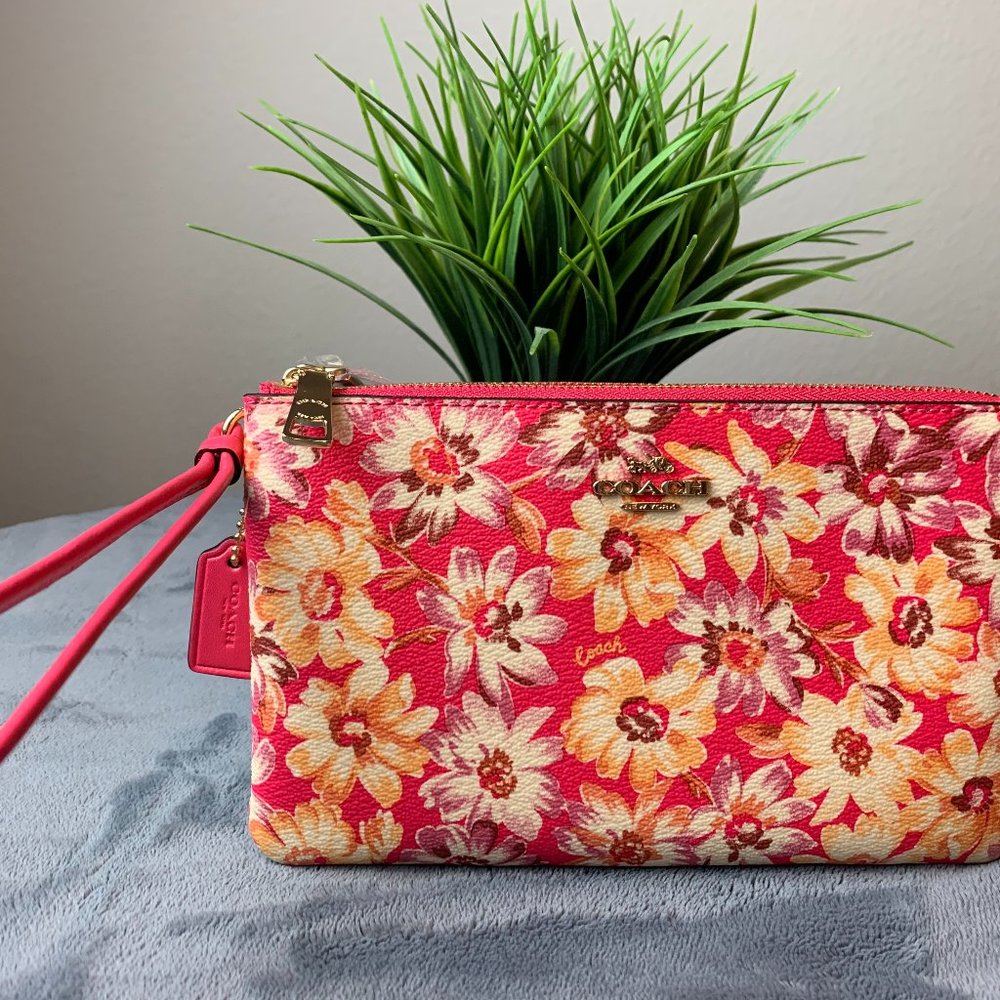 Coach Double Zip Wallet w/ Vintage Daisy Print